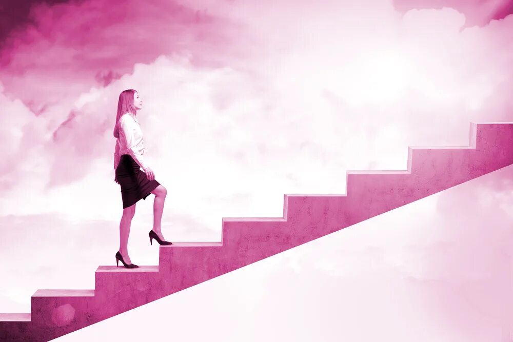 Подниматься по лестнице. Девушка поднимается по лестнице. Розовая лестница.