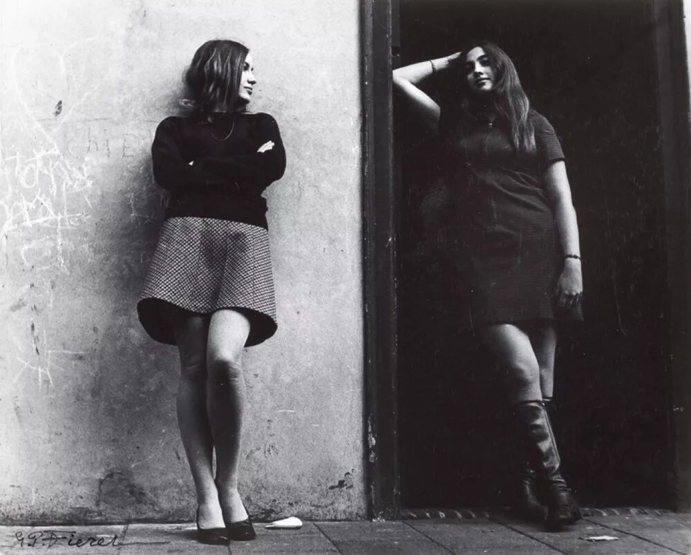 Женский юмор на грани. Фотографы 70х. Без приличий. Картинки юмор на грани. Позы в переговорах.