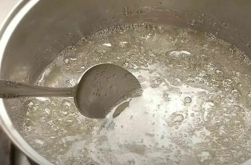 Варить соль в ложке. Варить соль в ложке. Ложка для приготовления пельменей. Закипевшая вода для пельменей. Варить соль в ложке.