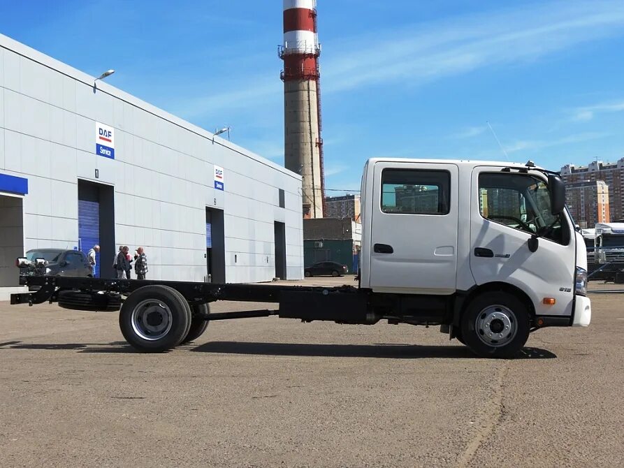 Купить двухрядная кабина. Хино 300 двухрядная кабина. Hino 300 xzu720 Crew Cab (сдвоенная кабина) Euro-4. Hino 300 двухрядная кабина с КМУ. Hino 300 двойная кабина.