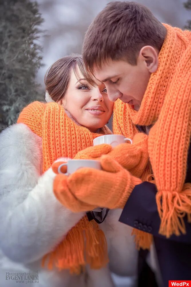 Зимнее счастье. Как люди становятся теплыми. Теплые объятья зима. Девочка обнимает игрушку. Заботливый мужчина.