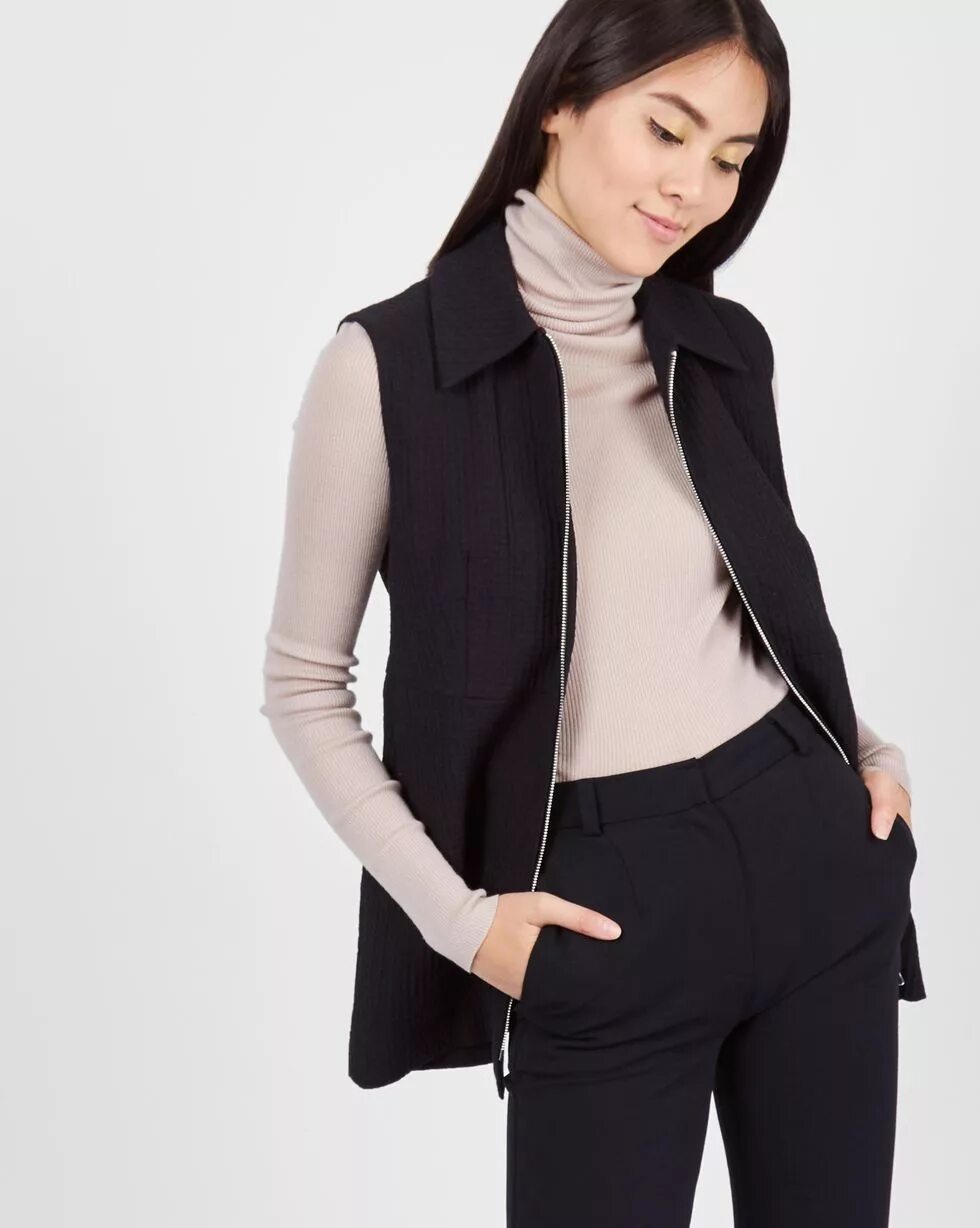 Женская кофта без рукавов на молнии. Флисовый жилет женский. Вальдберис черный стеганный жилет. Жилет на молнии. Жилет на молнии.