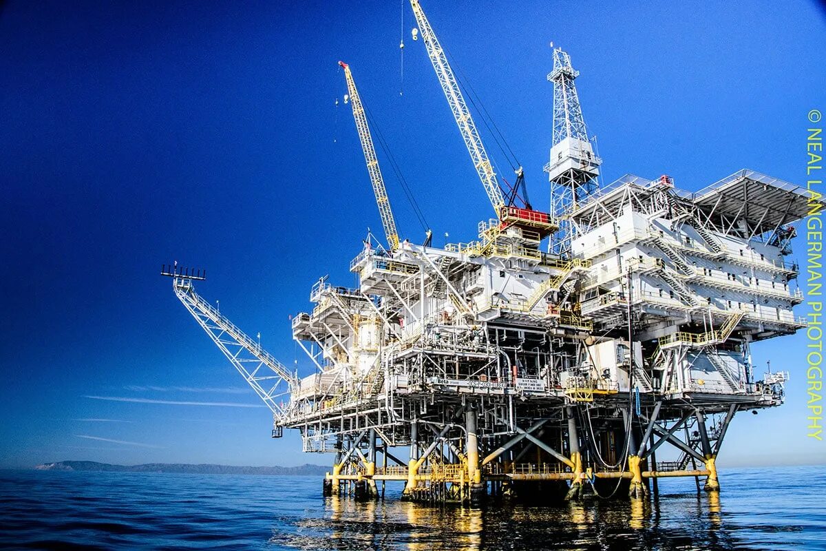 Платформа добычи. Морская нефтедобывающая платформа. Нефтедобывающая платформа «нефтяные камни». Нефтяная платформа "Дропнер" 1995. Океанская буровая платформа.