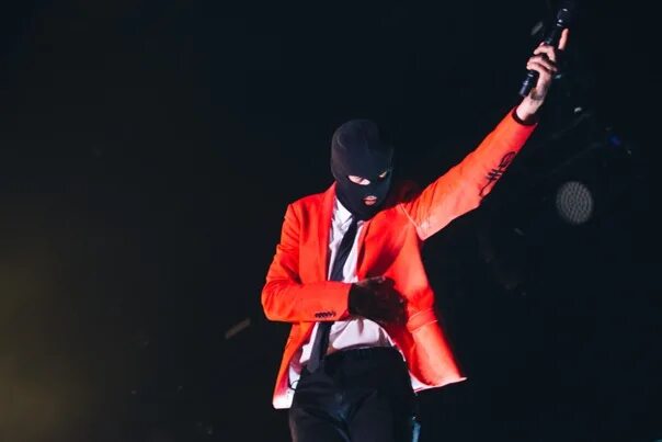 Twenty one pilots red tape. Twenty one pilots в балаклавах. twenty one pilots красные костюмы. клэнси твенти ван. tyler joseph adidas red.