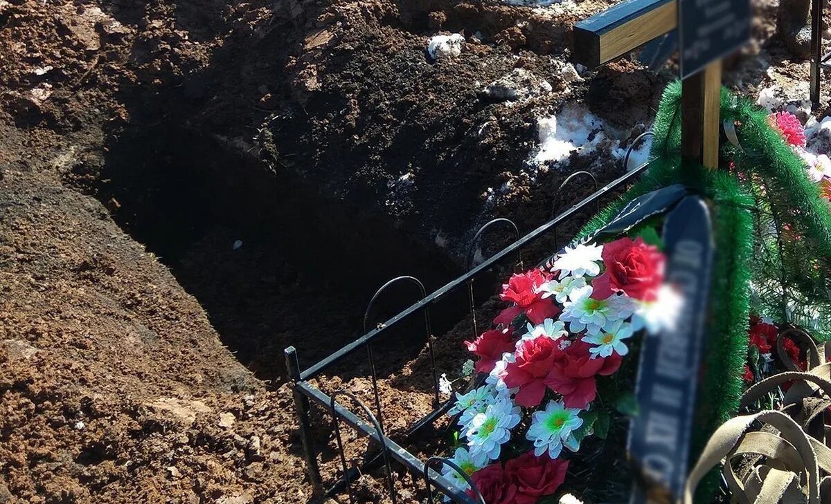 Свежая могила на кладбище. Узнать где захоронен человек на кладбище. Как найти могилу. Как найти на кладбище могилу умершего. Кладбище место захоронения человека.