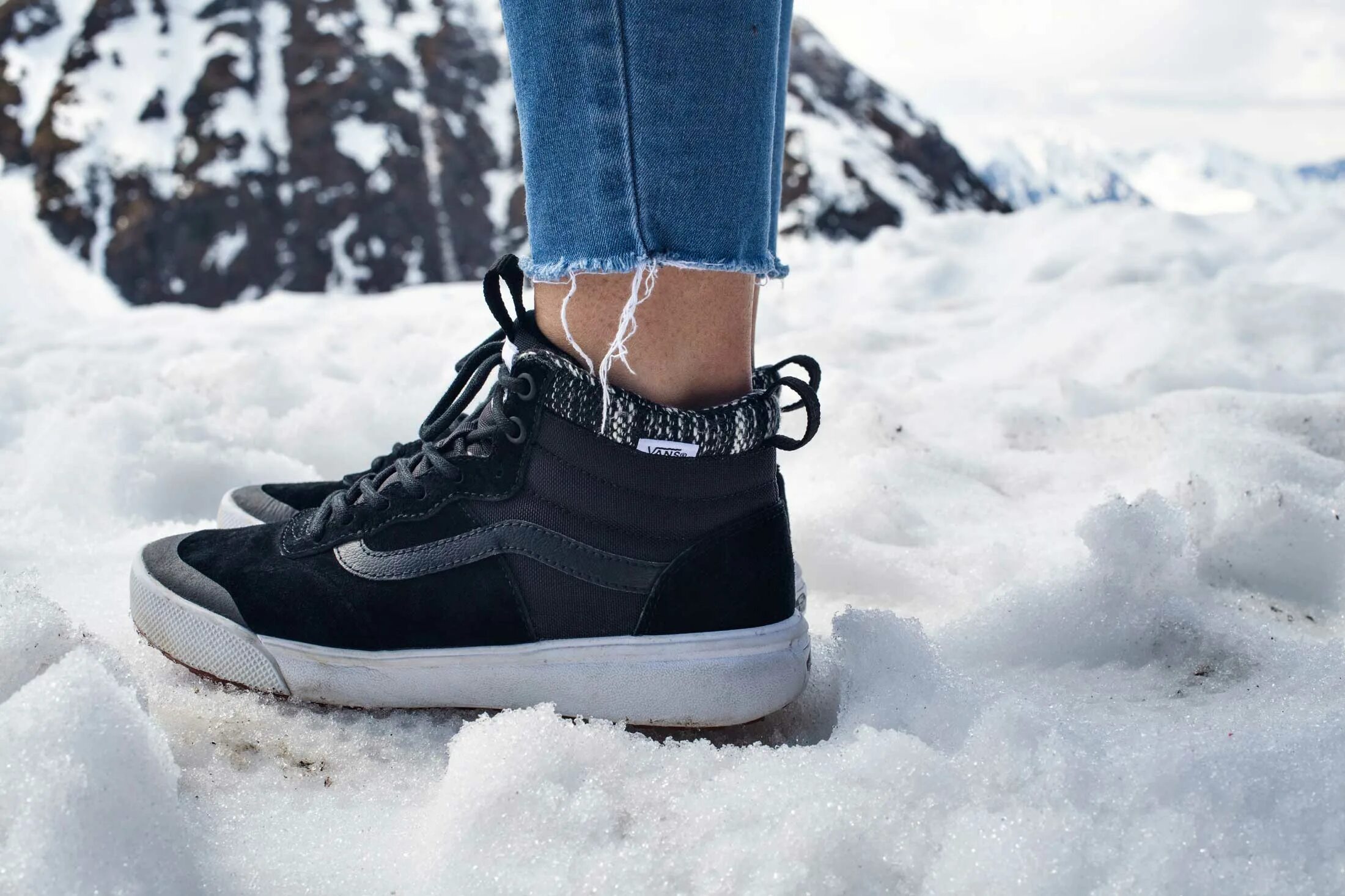 Ходят ли зимой в кроссовках. Vans suede mte ultrarange. кроссовки зимой. летние кроссовки зимой. зимние кроссовки на ноге.