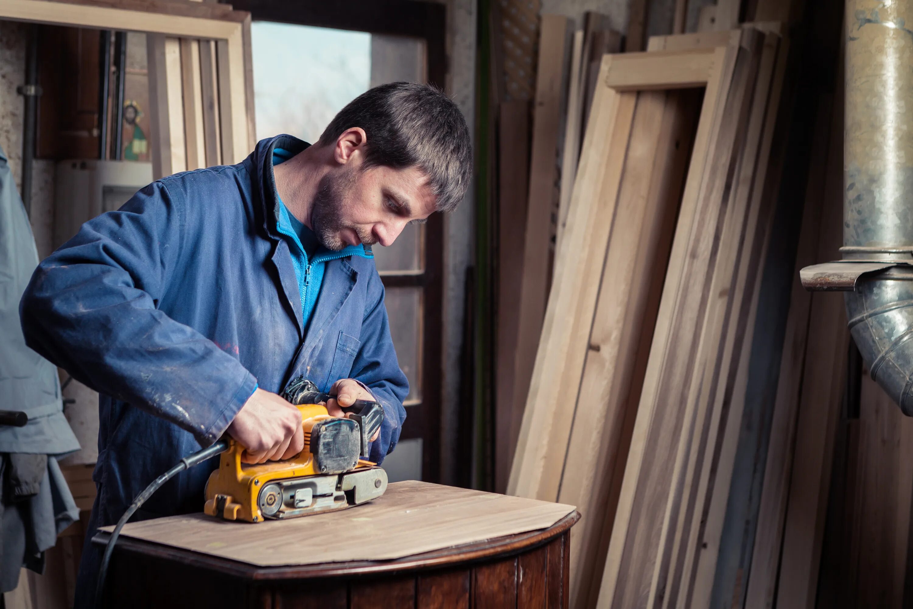 Плотничество. Плотник фото. Портрет плотника. Работа с деревом на производстве красиво. The Carpenter.