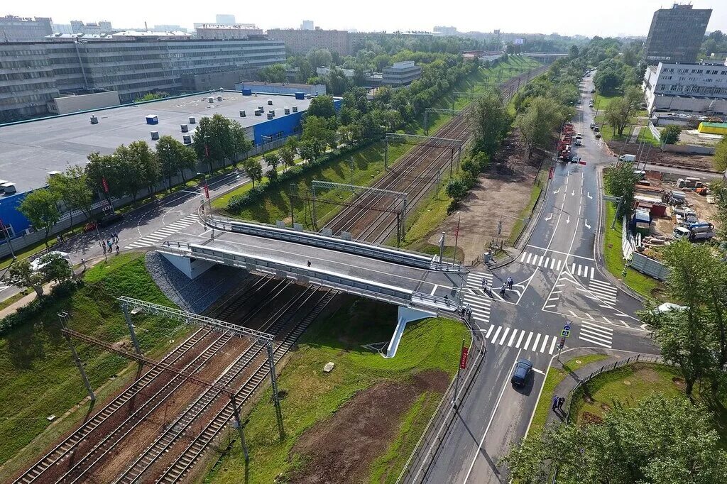 Железнодорожный мост через Варшавское шоссе. Железнодорожный путепровод. ЖД мост над Варшавский шоссе Москва. Путепроводы, эстакады однопутные железнодорожные.