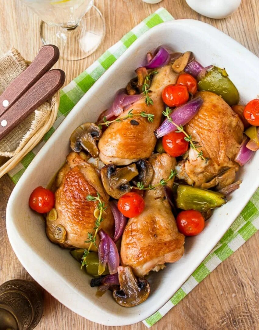 Голени в духовке с овощами рецепт. Блюда с овощами. Курица с овощами. Жареная курица с овощами. Индейка запеченная с овощами.