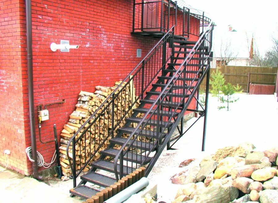 Уличная лестница второй. Наружная металлическая лестница. Лестница металлическая уличная. Металлическая лестница в доме. Уличная лестница из металла.