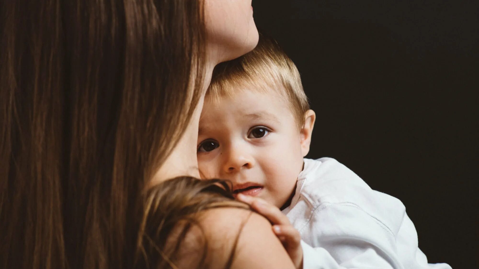 Переживание за детей. "детские страхи". Женщина с ребенком на руках. Послеродовая депрессия. Страх мам.