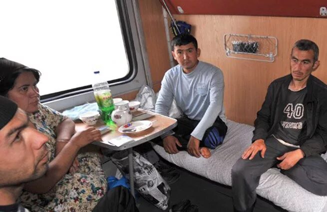 Будет таджикистан москва. Таджики в поезде. Таджичка в поезде. Москва Таджикистан. Поезд Москва Душанбе.