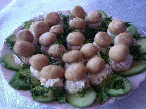 Салат лесная поляна с шампиньонами и ветчиной. Салат грибная поляна с шампиньонами. Слоеный салат грибная поляна. Салат грибная поляна с шампиньонами. Салат грибное лукошко с опятами и ветчиной.