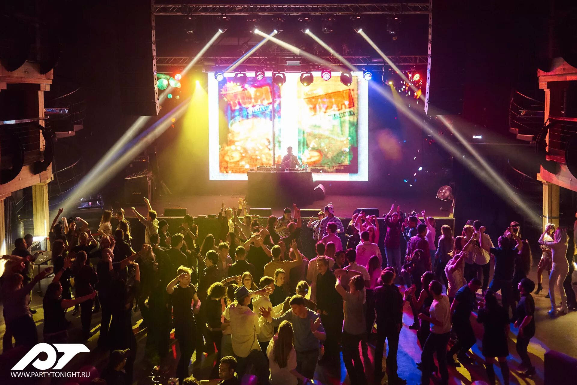дискотека 80 в москве клубы. дискотека в клубе 90. диско бар комсомольск-на-амуре. дискотека 90-х бар москва. зал для тусовок.