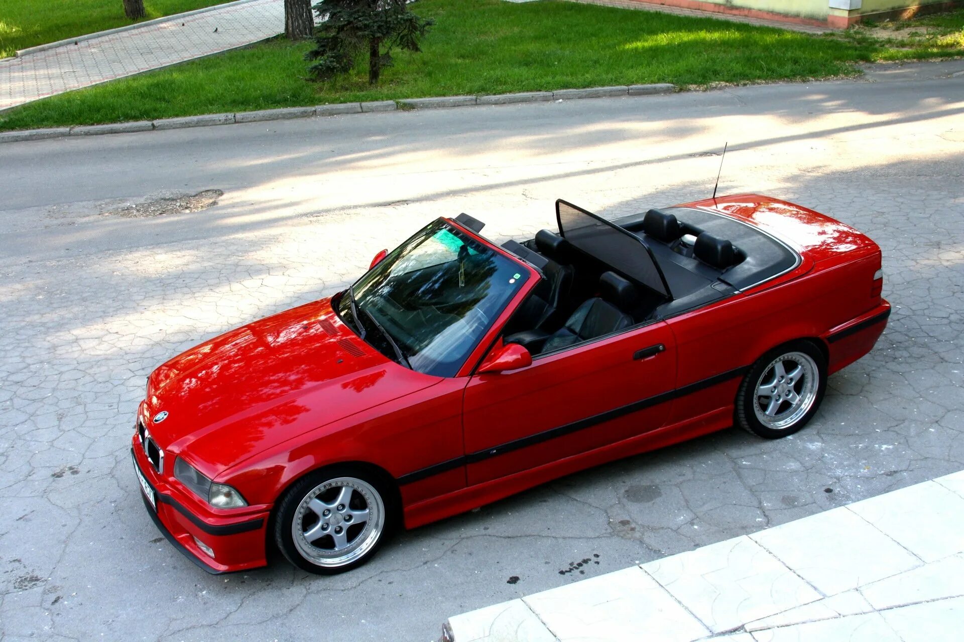 БМВ 3 е36 кабриолет. БМВ е36 купе кабриолет. BMW e36 Cabrio Red. БМВ е36 кабриолет красный