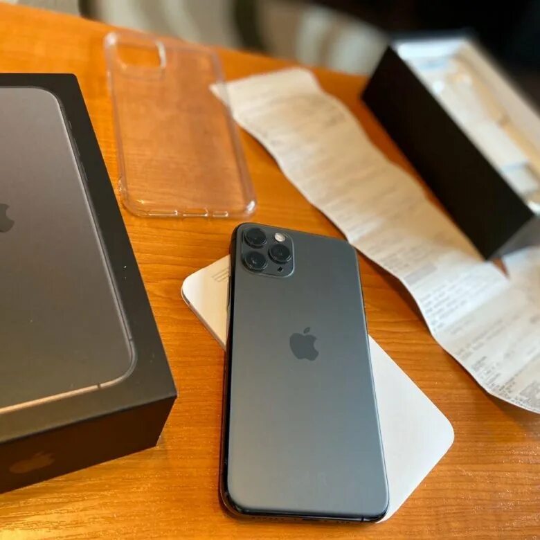 Айфон 13 на столе. Айфон 13 белый. Iphone 13 pro. Айфон 13 на столе. Айфон 13 на столе.