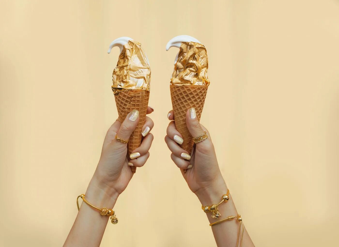Ice gold. Мороженое с золотом. Мороженое в золотой фольге. Ice Gold мороженое. Золотой початок мороженое.