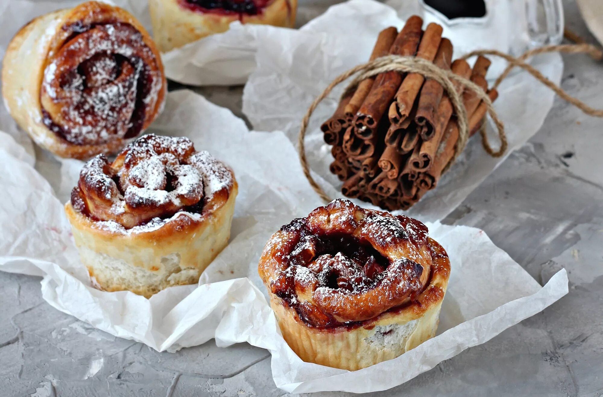 Пирожное с корицей. Пирожное с корицей. Пирожное золотой ключик. Cinnamon пирожные. Торт пирожное.
