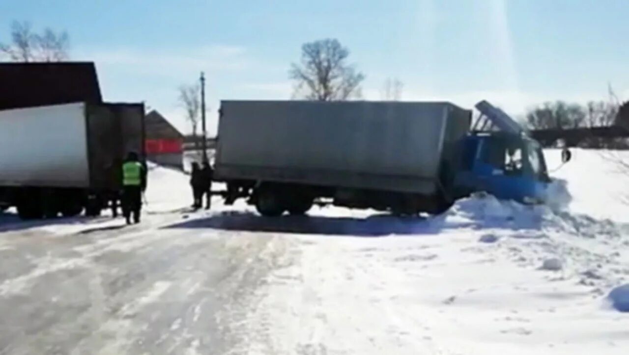 Въехал в сугроб. Томская область село Подгорное ДТП. Водитель из Омской области сел в тюрьму из-за того, что въехал в сугроб.