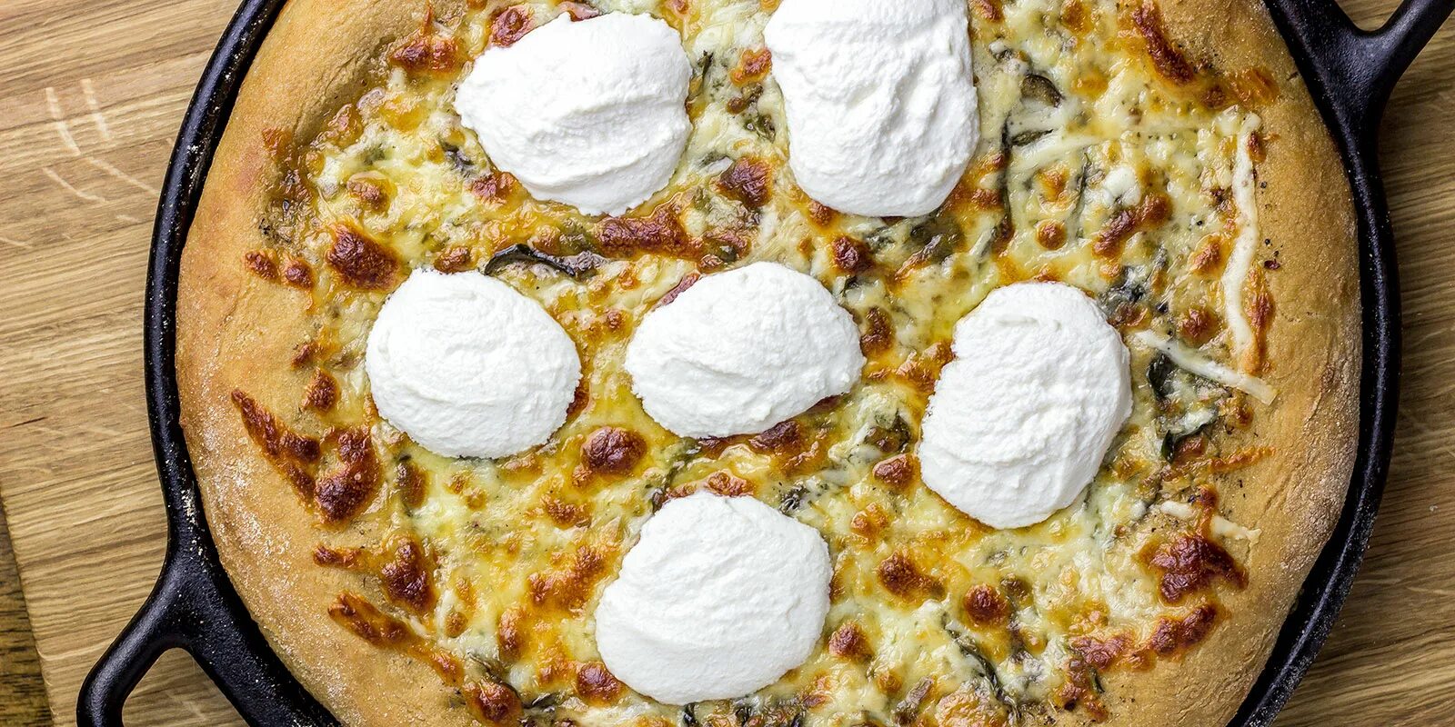 Сыр чеснок тесто. Пицца сырная. Пицца с сыром с плесенью. Творожный сыр для пиццы. Пицца с оливковым чесночным маслом.