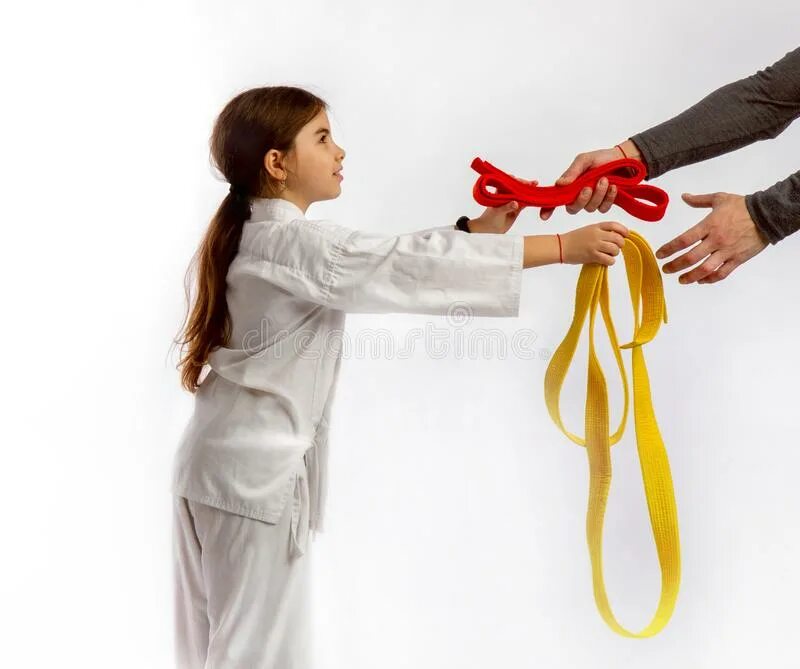 Мама с ремнем в руках. Ремень для детей. Женщина с ремнем. Ремня получишь. Девочка получает ремня.