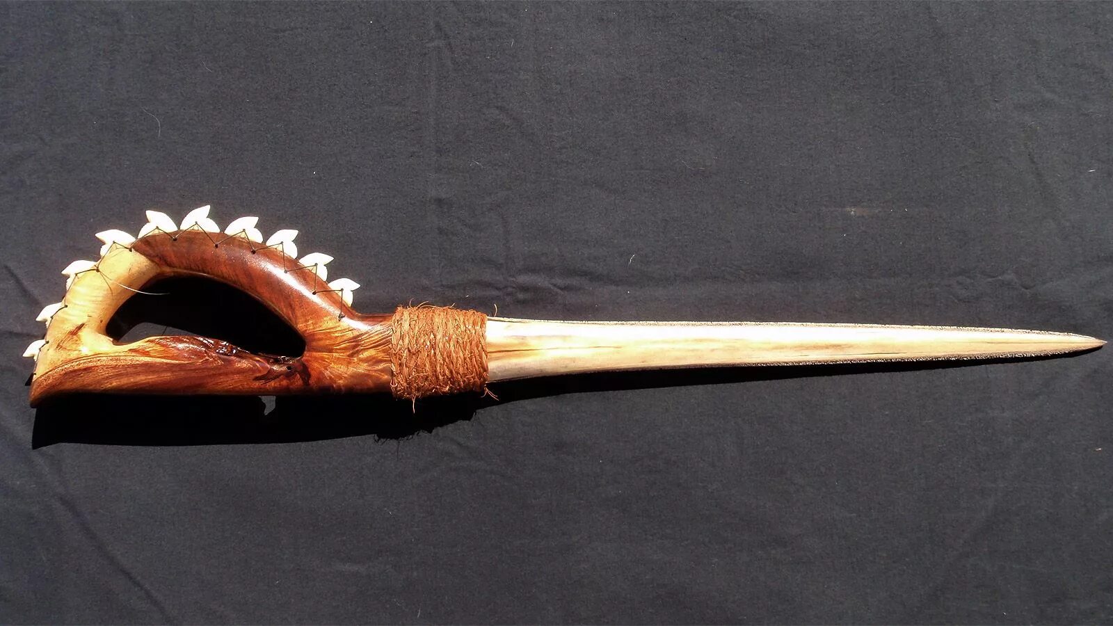 Гунгнир фейт. Костяное копье. Рострум рыба меч. Костяное копье. Костяной топор.