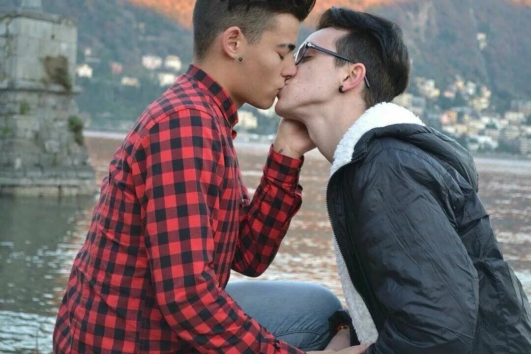 Целоваться друг с другом парня. Мужики целуются. Любовь молодых парней.