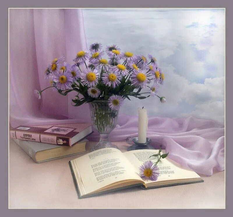 Самые трогательные стихи книги и картины. «Натюрморт с книгами». Книга цветы. Фотонатюрморты с книгами. Открытка книги и цветы.