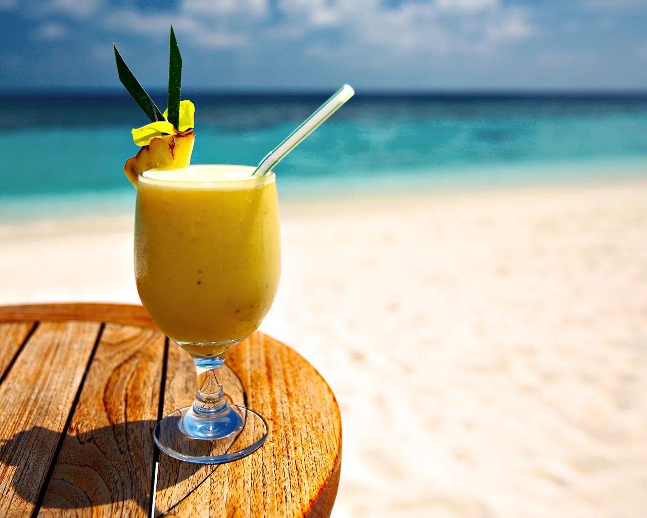 Телефон надо отдохнуть. Море пляж коктейль. Коктейль на море. Лето пляж коктейль. Напитки на пляже.