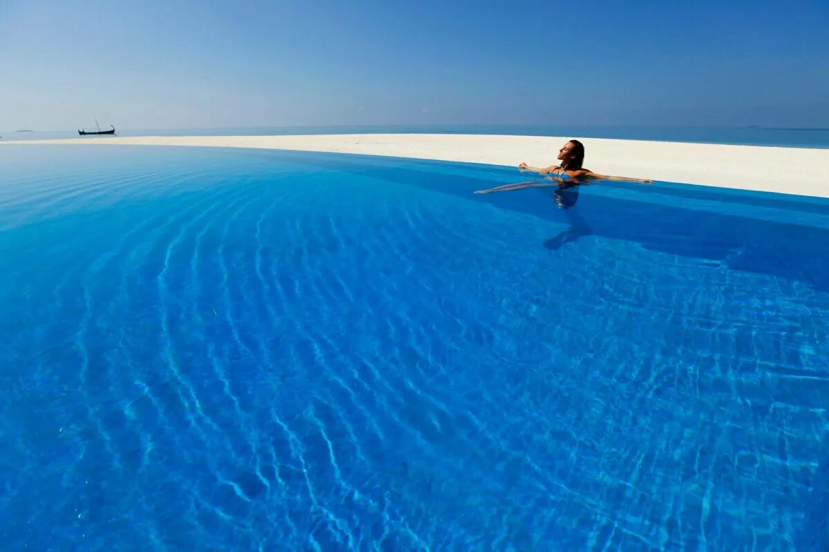 К чему снится бассейн с чистой водой. Инфинити бассейн Мальдивы. Мальдивы вода. Бассейн на фоне моря. Бассейн переходящий в море.