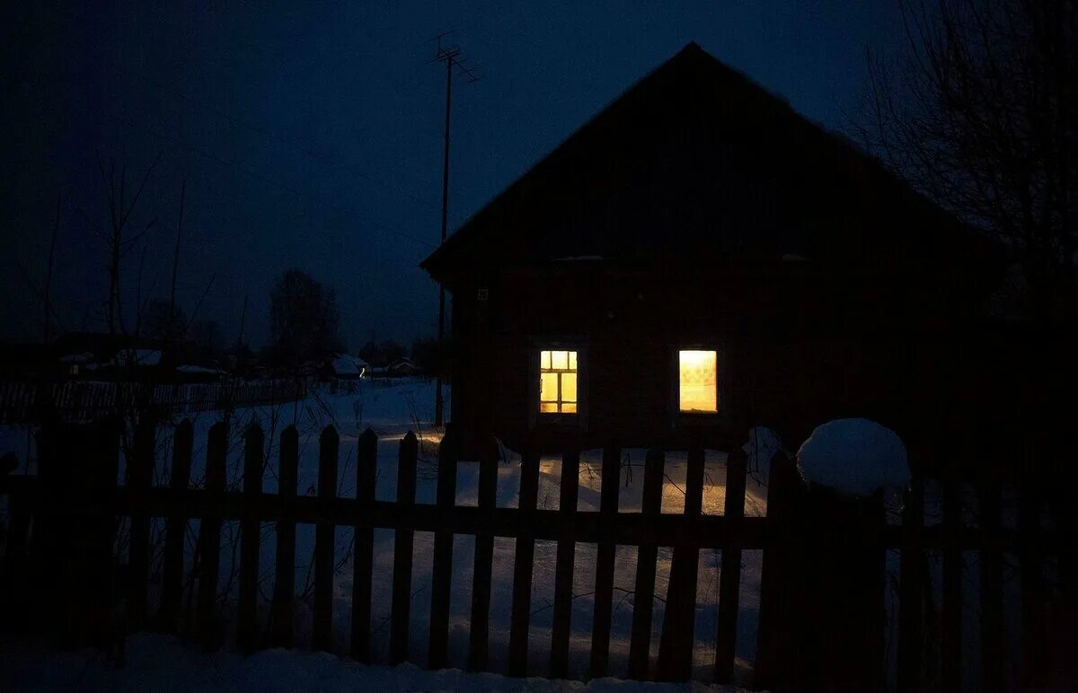 В деревне было темно. Ночь в деревне. Деревенский дом свет в окне. Деревенский дом ночью. Старый деревенский дом ночью.