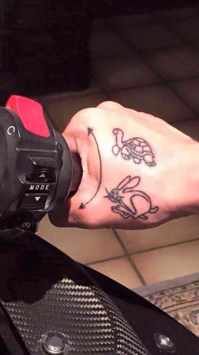 Тату серп и молот. Татуировки против власти. Ever tattoo. Made in ussr татуировка. Самые нелепые татуировки.