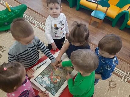 Рассматривание игрушки в младшей группе
