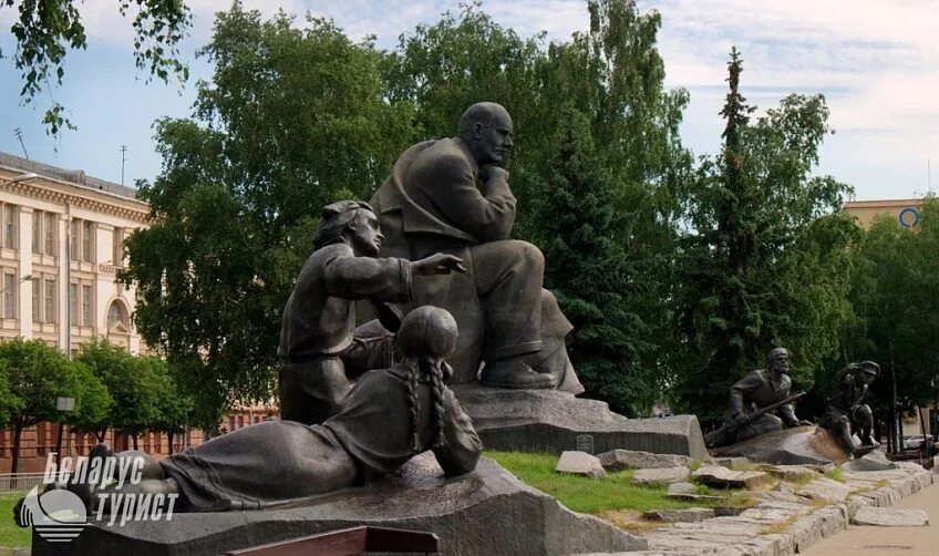 Памятники в минске фото Описание памятника Якубу Коласу