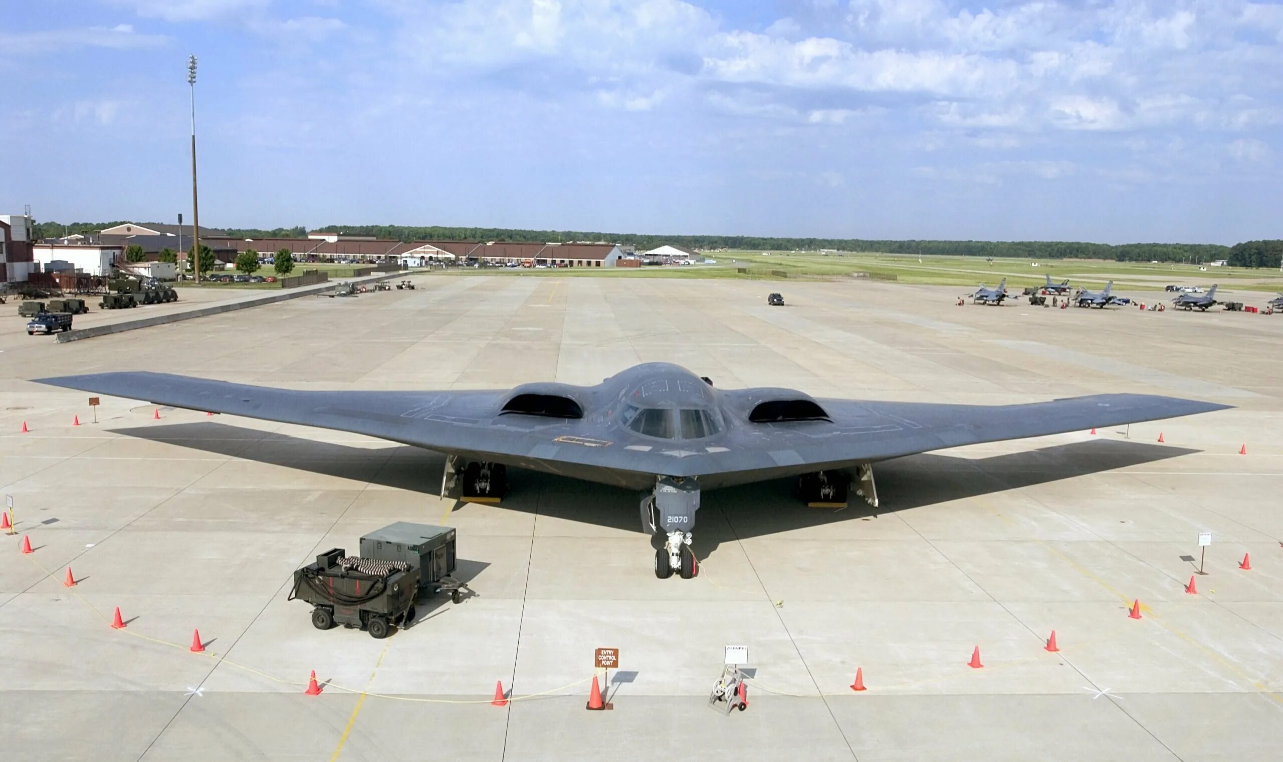 B-2 Spirit: стелс-бомбардировщик. Стелс b2 самолет невидимка. Стелс бомбардировщик б2. B-2 Spirit Stealth Bomber. B 2 spirit характеристики