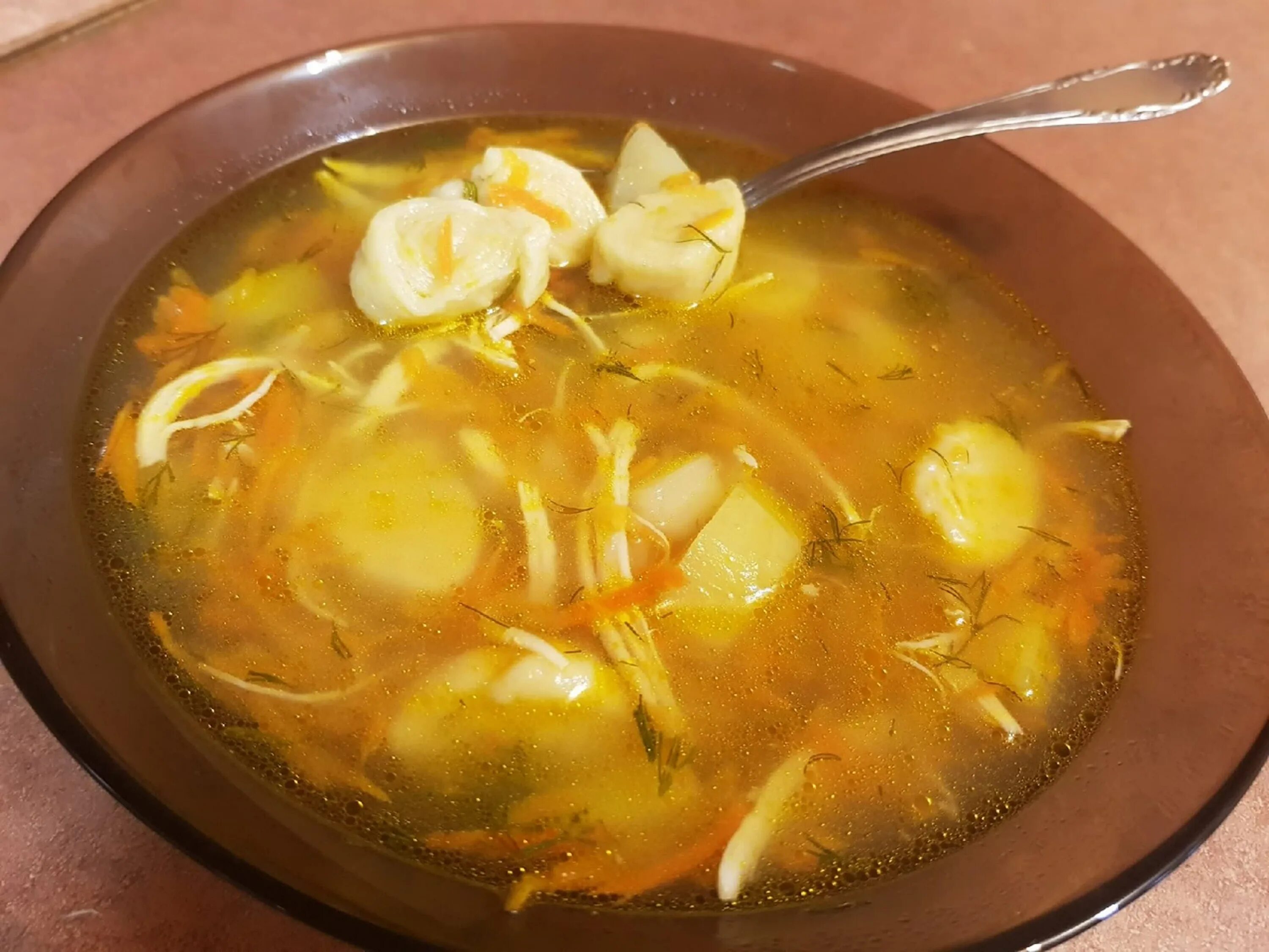Суп из теста с яйцом. Супис галушками. суп с галушками. куриный суп с галушками. картофельный суп с галушками.