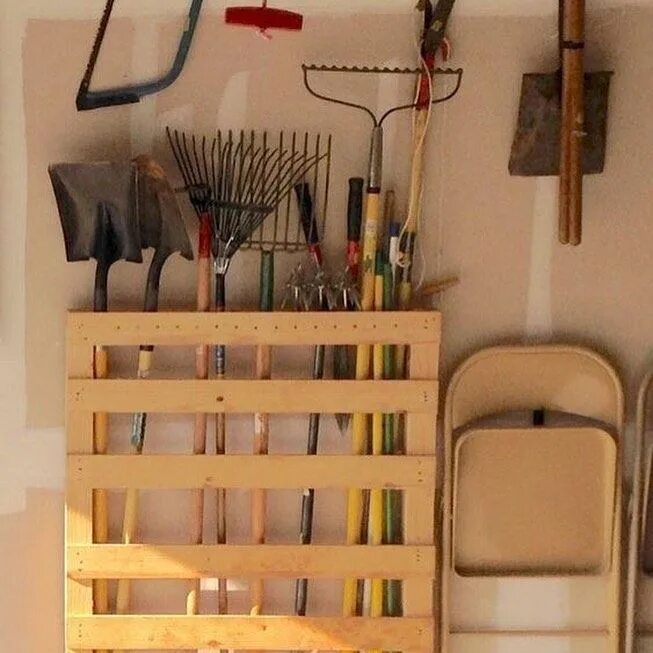 Вешалка для лопат. Стеллаж для садового инвентаря. Кладовка для инструментов на даче. Полки для инструмента в сарае. Полка для инвентаря.