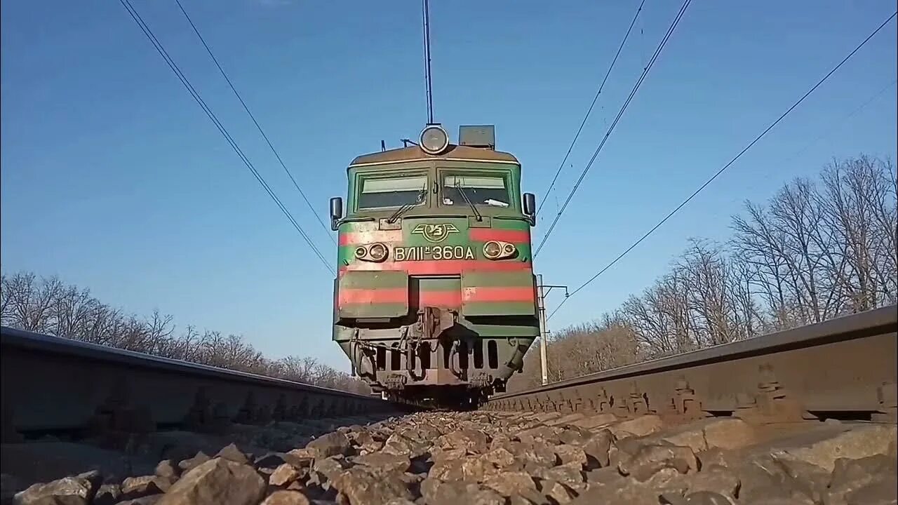 Поезд проезжает 42. Грузовой поезд Сахалин. Подъезжающий поезд. Поезд у которого двигается железная дорога. Поезд проезжает вечером.