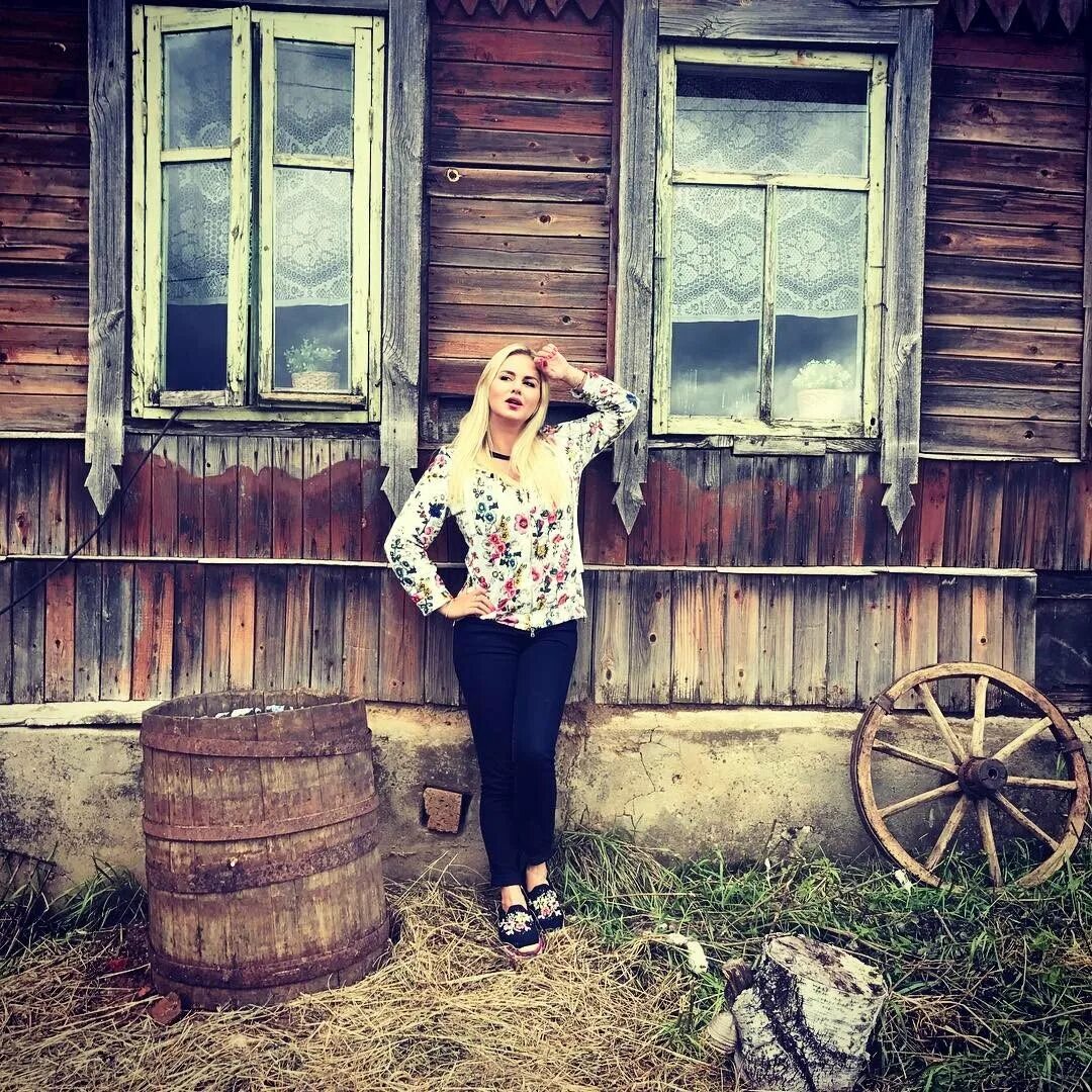 Деревенские девушки. Красивые девушки в деревне. Первые девушки в деревне. Левандовская арсинья аксинья. Дарья лефлер в образе славянки.