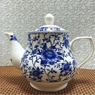 Белый расписанный синим фарфор