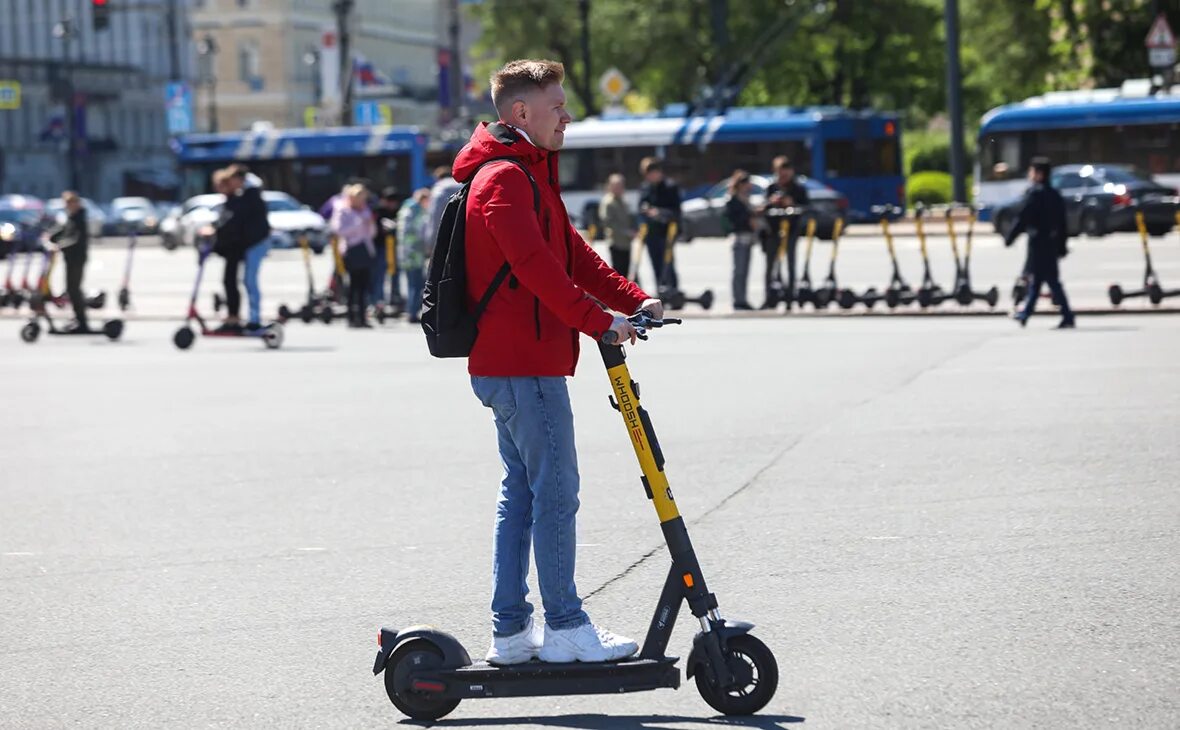 Электросамокат в городе. Электросамокат на парковке. Электросамокат Whoosh. Новые самокаты Whoosh. Как кататься на электросамокате напрокат