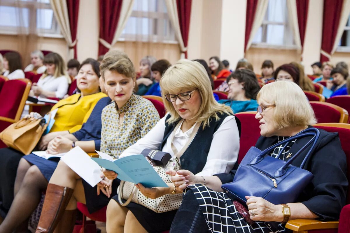 Заседание преподавателей. Съезд учителей. Совещание учителей. Конференция учителей. Собрание педагогов.