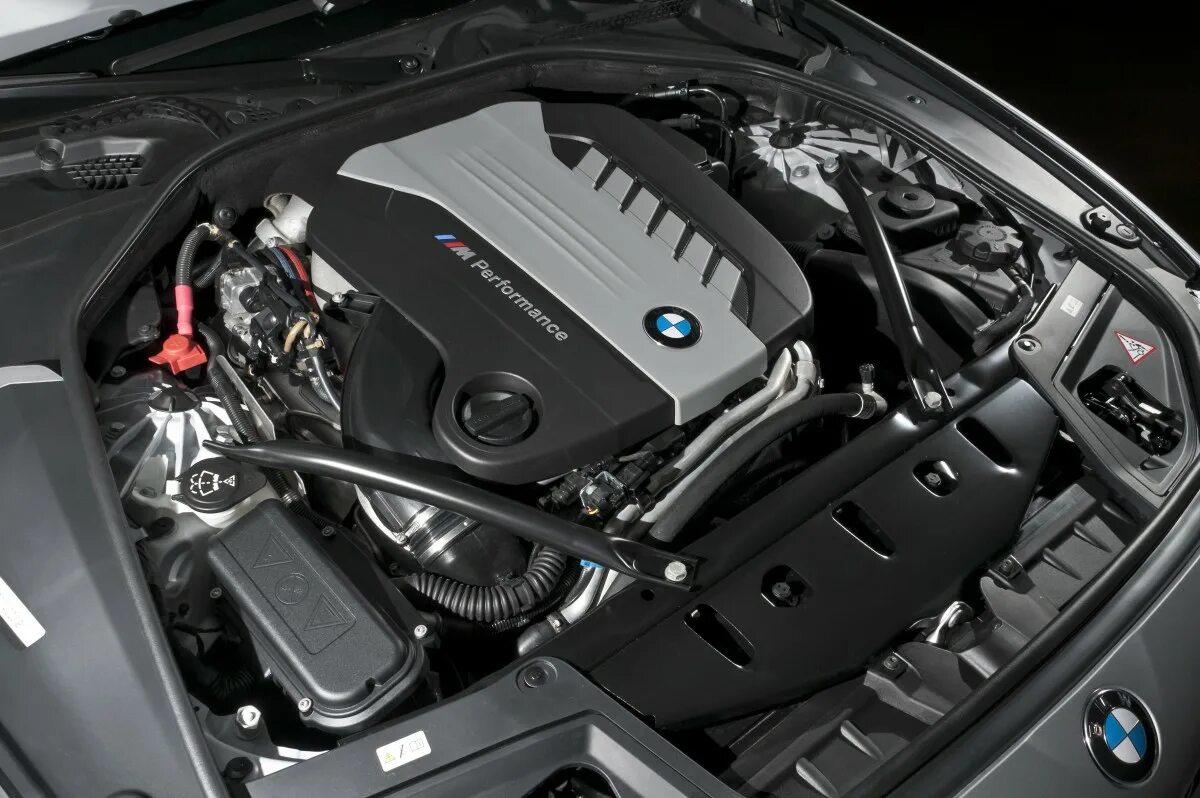Какой двигатель бмв самый надежный. Bmw m5 f10 engine. bmw m5 f10 двигатель. bmw 750d мотор. bmw 550d двигатель.