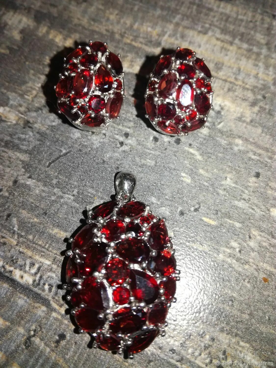 Гранат в серебре. Гранат интернет. Украшения с гранатом. Серьги инталия с гранатом. Гранат интернет.