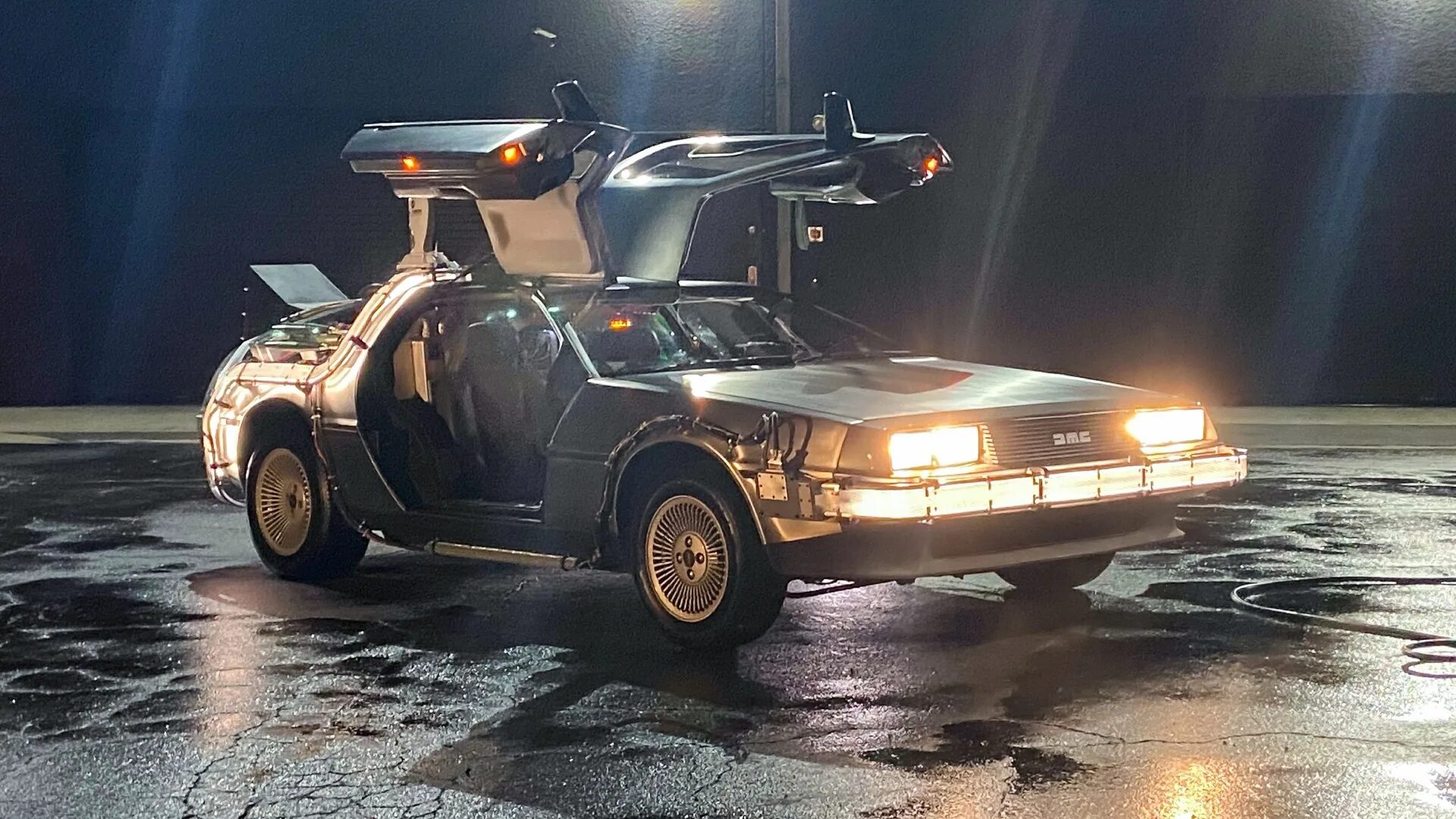 Машину времени полностью. GMC 12 Делориан. DELOREAN DMC-12. Делориан ДМС 12 назад в будущее. Дедориал дмс12 машина времени.