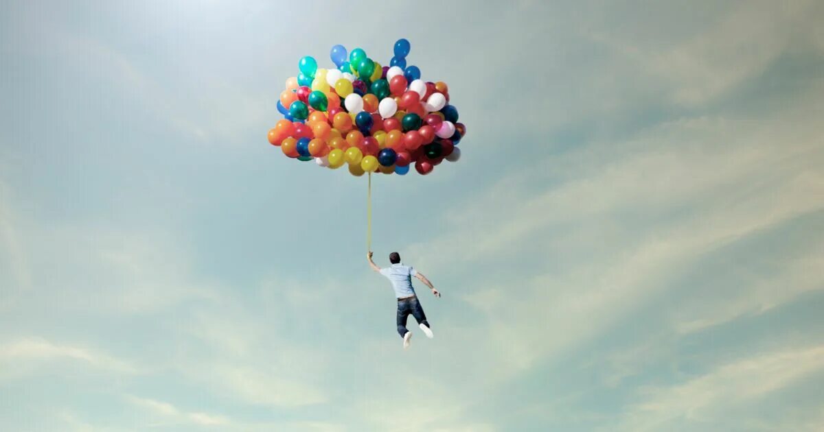 На шару пролетим. Полёт на воздушных шариках. Полёт на возлушных шариках. День полета на воздушном шарике. Мужик летящий на воздушных шариках.