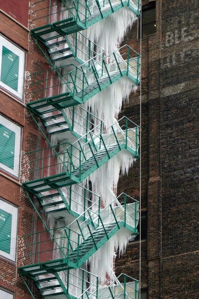 Доволен лестницей