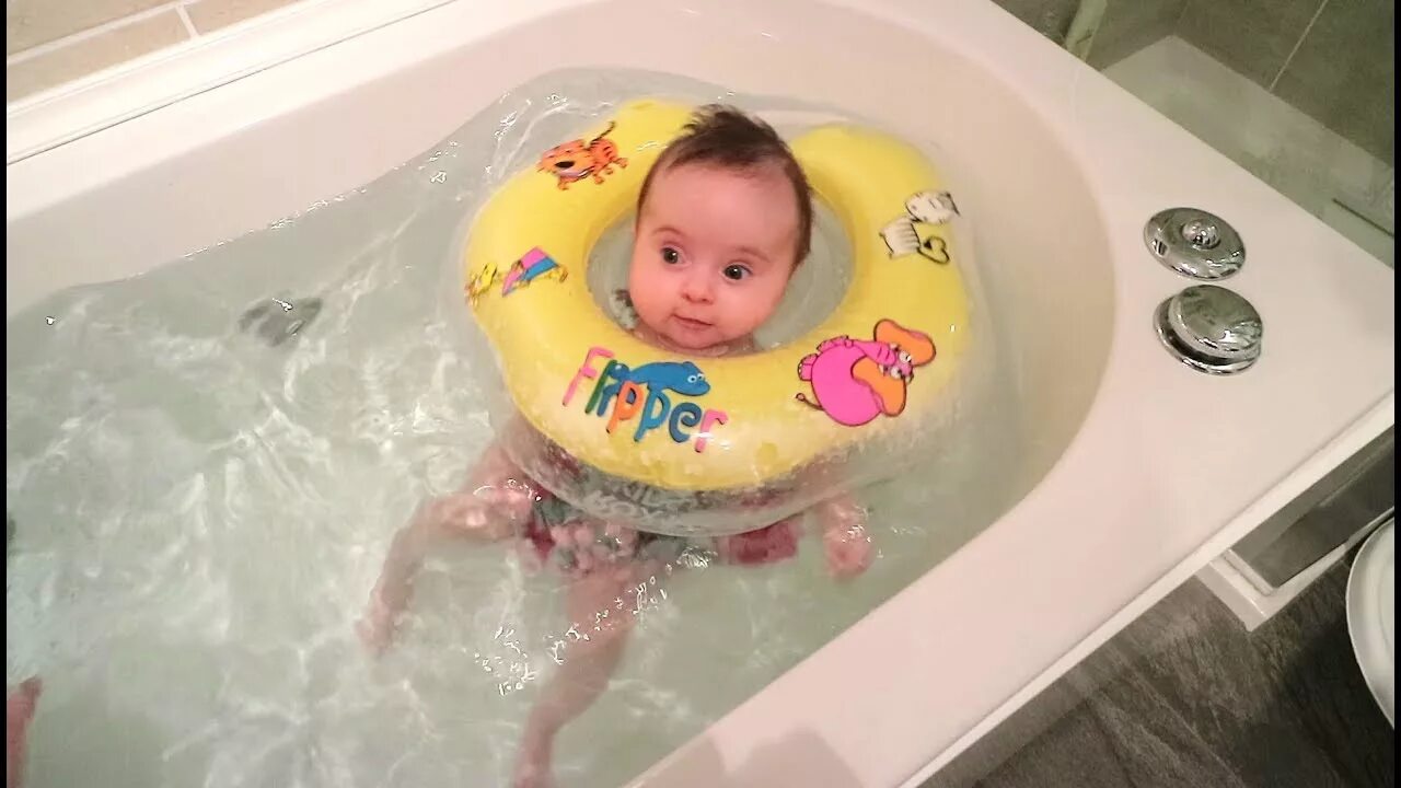 Как часто можно купаться детям в лоу. Круг для малышей для купания в ванной. Купание с кругом на шее. Ребенок с кругом на шее. Купание ребенка с кругом на шее.