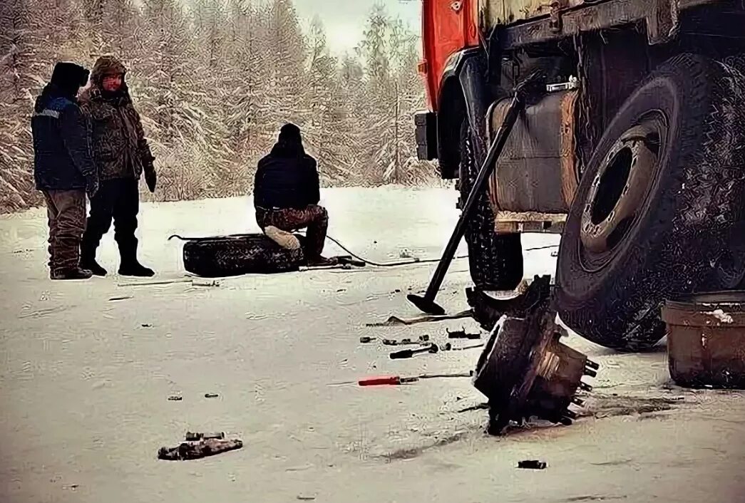 Сломался на трассе зимой. КАМАЗ сломался на дороге. Дальнобойщик сломался. КАМАЗ на зимней трассе.