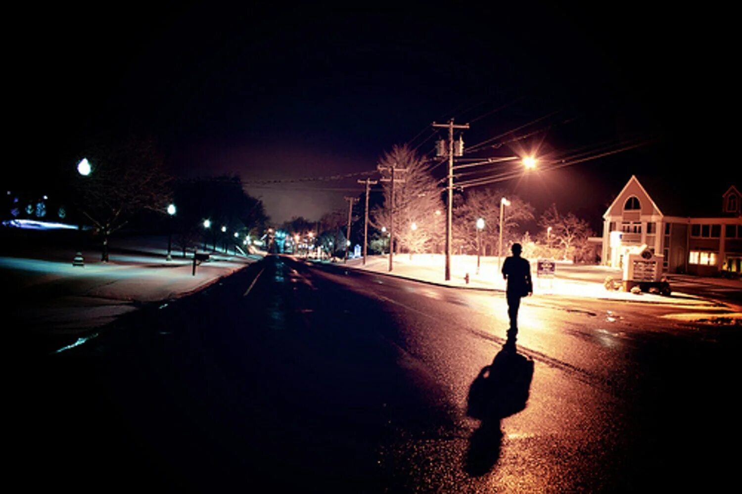 Прогулка ночью. Человек идет по ночной улице. Человек на ночной дороге. Парень идет по ночной дороге. Поздно вечером молодая